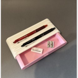 Kuglepen holder med skuffe - Svaneholm Design