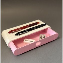 Kuglepen holder med skuffe - Svaneholm Design