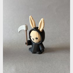 Bunny Reaper � Knitted kanin som Halloween pynt