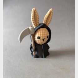 Bunny Reaper � Knitted kanin som Halloween pynt